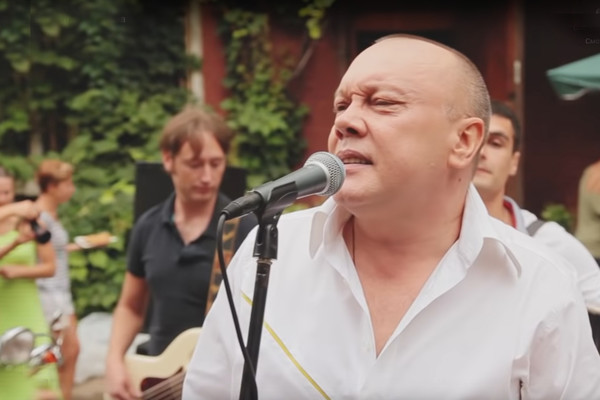 В нулевых артист стал солистом группы «Д-ръ БрМенталь» В нулевых артист стал солистом группы «Д-ръ БрМенталь»