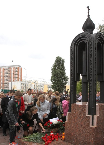 Сейчас на месте взрыва — мемориальная площадка с памятником Сейчас на месте взрыва — мемориальная площадка с памятником