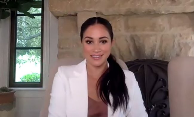 Меган Маркл показала интерьер их с принцем Гарри гостиной во время видеоконференции