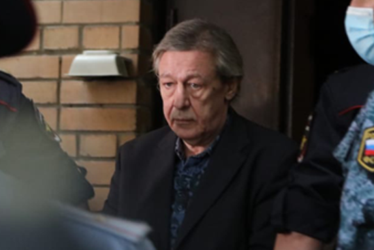 Выяснилось, кто стал новым адвокатом Михаила Ефремова — Звезды