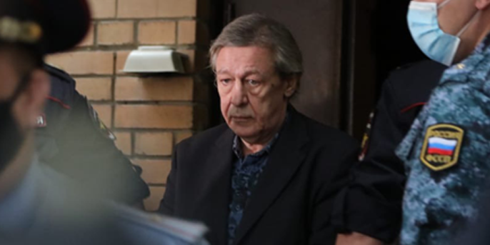 Выяснилось, кто стал новым адвокатом Михаила Ефремова — Звезды