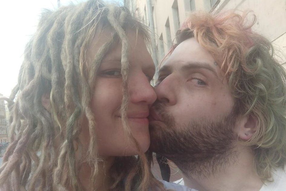 Побиралась и выпрашивала деньги: выходки девушки, опубликовавшей селфи с мертвым мужем