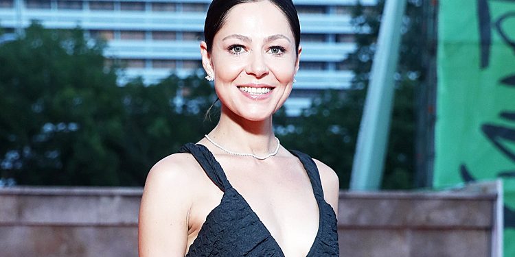 как повторить образ Елены Лядовой с церемонии закрытия фестиваля, HELLO! Russia