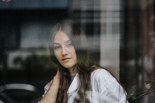 Усталый взгляд: как с помощью макияжа скрыть следы недосыпа — Осенняя талия