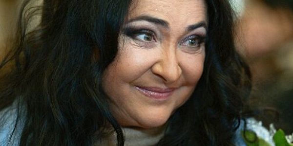 Лолита спит с ухажером моложе себя — Рамблер/новости