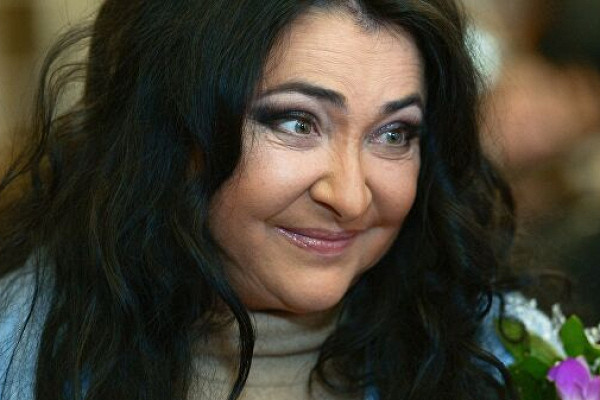 Лолита спит с ухажером моложе себя — Рамблер/новости