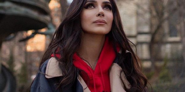 Российская певица Зара сняла жесткую посадку лайнера на видео — Рамблер/женский