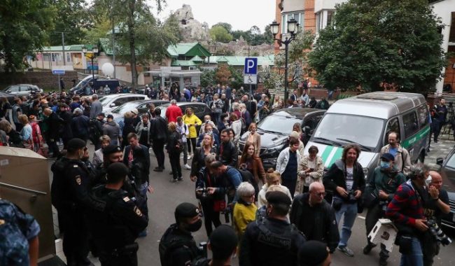 возле Пресненского суда началась вакханалия, суд, новости, 2020 :: Шоу-бизнес :: Дни.ру