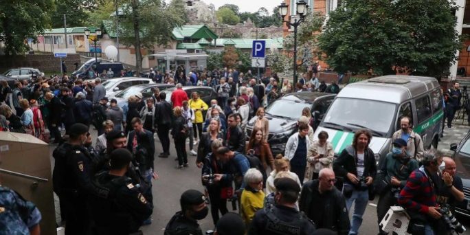 возле Пресненского суда началась вакханалия, суд, новости, 2020 :: Шоу-бизнес :: Дни.ру