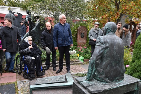 Галина Волчек у памятника на могиле Евгения Евстигнеева Галина Волчек у памятника на могиле Евгения Евстигнеева