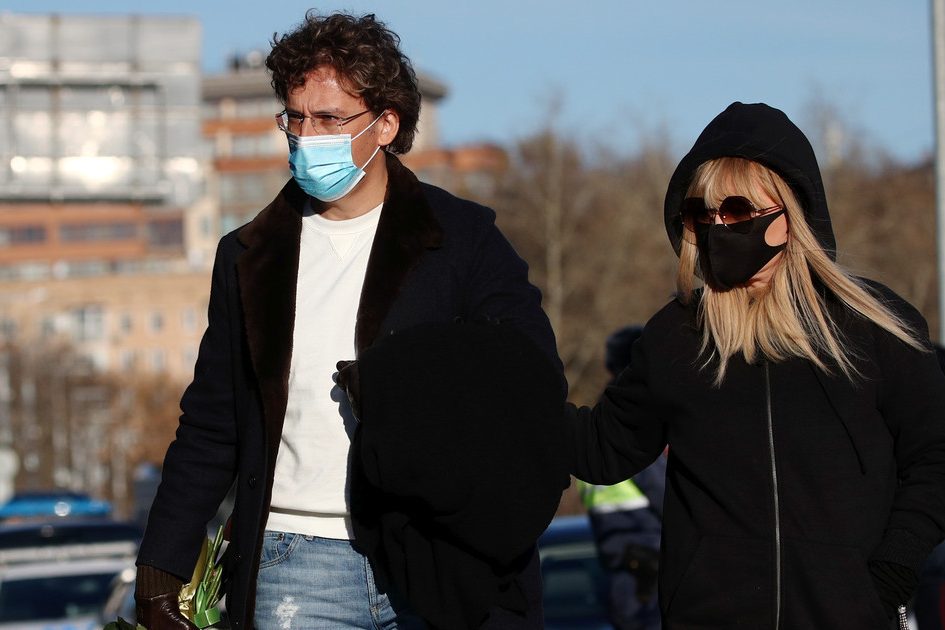 Алла Пугачева прощается с другом Михаилом Жванецким на Новодевичьем кладбище