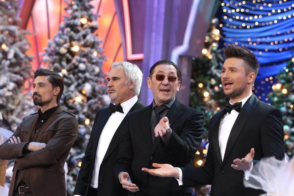 Когда праздники не в радость: звезды снижают новогодние гонорары, но сидят без работы