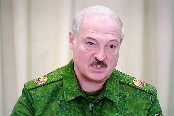 Политолог о телефонных сливах Лукашенко: Продастся за ящик Массандры