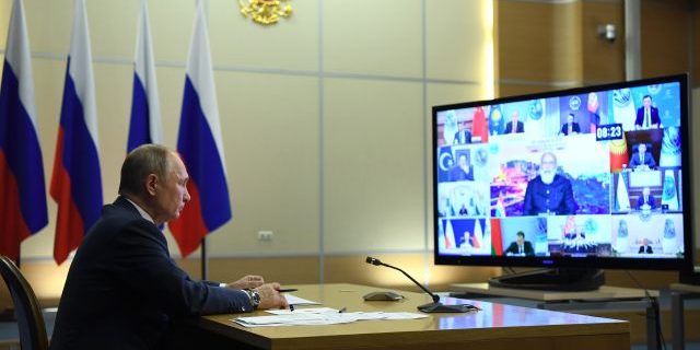Путин предложил обсудить меры против последствий пандемии для стран ШОС | В мире | Политика
