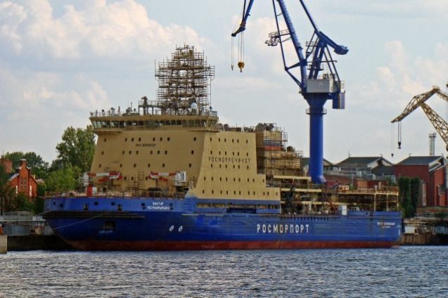 Путин принял участие в церемонии поднятия флага на ледоколе «Черномырдин» | Общество