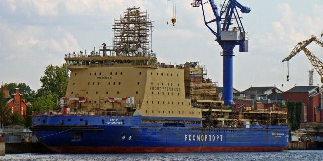 Путин принял участие в церемонии поднятия флага на ледоколе «Черномырдин» | Общество