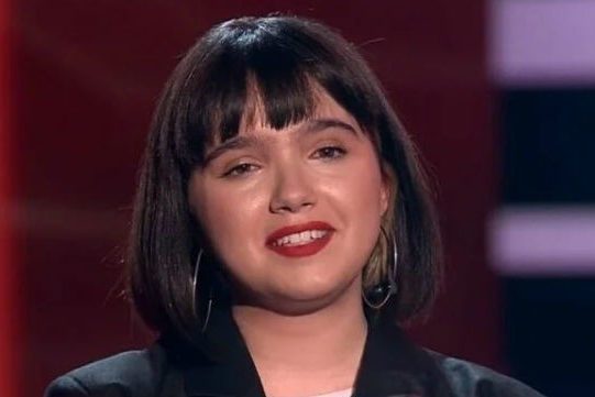 Дочь ведущего Первого канала Саша Будникова вылетела из «Голоса»