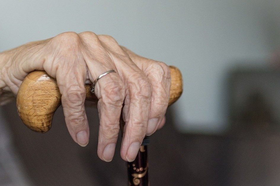 До слез: в Челябинске внук избивал бабушку и морил ее голодом