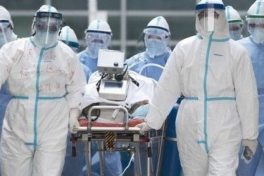 Закрывают границы, отменяют рейсы: новый штамм коронавируса в Британии сеет панику в Европе