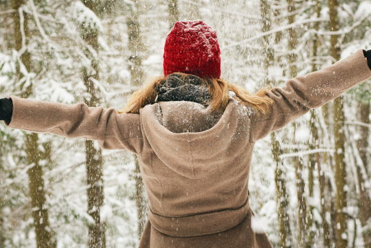 Топ-стилист дал совет о спасении волос в морозы — Красота