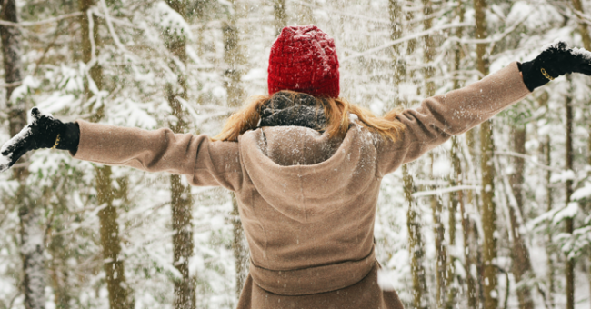 Топ-стилист дал совет о спасении волос в морозы — Красота