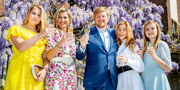 Король Виллем-Александр с королевой Максимой и принцесса Мадлен представили рождественские открытки