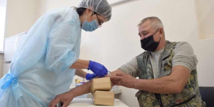 москвичи старше 60 лет с 28 декабря смогут записаться на прививку от COVID-19 :: Коронавирус :: Дни.ру