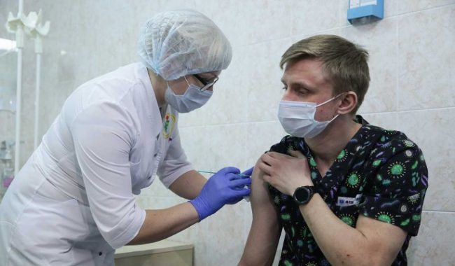 Объявлена дата поступления вакцины от коронавируса «Спутник V» в гражданский оборот :: Коронавирус :: Дни.ру