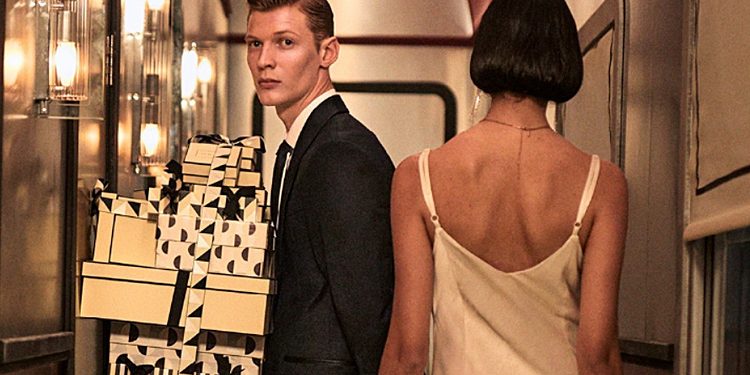 От новогодних наборов до «просто хороших» средств: бьюти-дайджест недели, HELLO! Russia