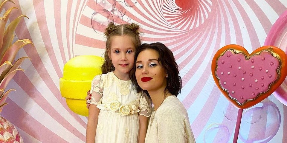 Гарик Харламов и Кристина Асмус вместе отметили семилетие дочери — видео