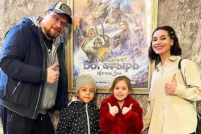 Кристина Асмус и Гарик Харламов вместе с дочерью Анастасией посетили показ фильма
