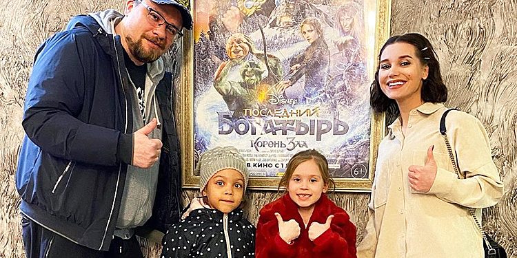 Кристина Асмус и Гарик Харламов вместе с дочерью Анастасией посетили показ фильма
