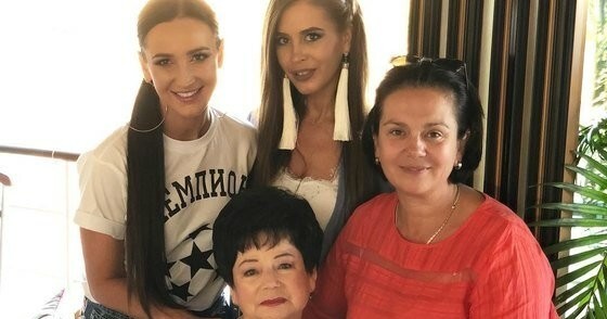 Ольга Бузова призвала поклонников молиться за больную раком бабушку