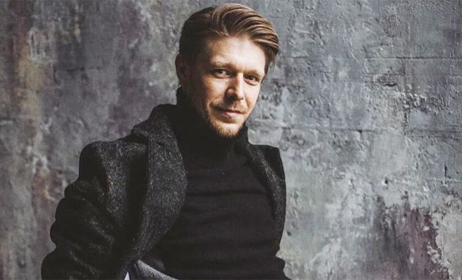 Никита Ефремов о сериале «Полет», работе с отцом Михаилом Ефремовым и раздельных каникулах с Марией Иваковой