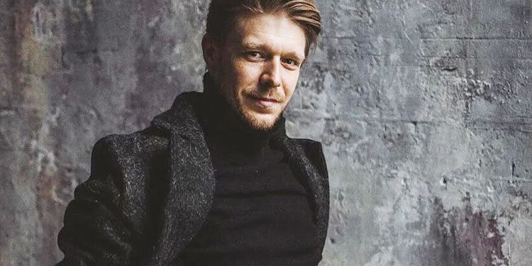 Никита Ефремов о сериале «Полет», работе с отцом Михаилом Ефремовым и раздельных каникулах с Марией Иваковой