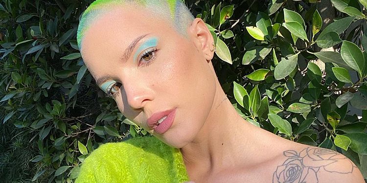 От косметики Холзи до инклюзивного парфюма: бьюти-дайджест недели, HELLO! Russia