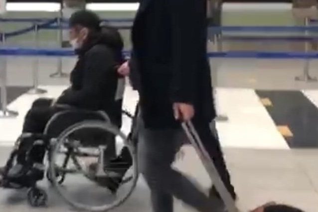 Покидает Москву с трудом: Бари Алибасов замечен в инвалидной коляске в аэропорту