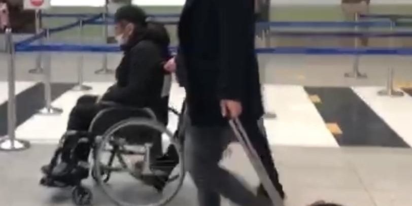 Покидает Москву с трудом: Бари Алибасов замечен в инвалидной коляске в аэропорту