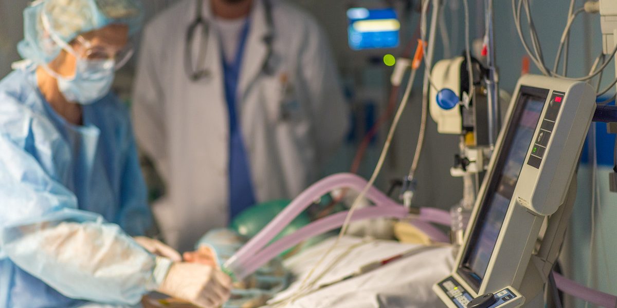 Двухлетний ребенок в коме, двое – в реанимации. Мать оставила голых детей умирать на морозе