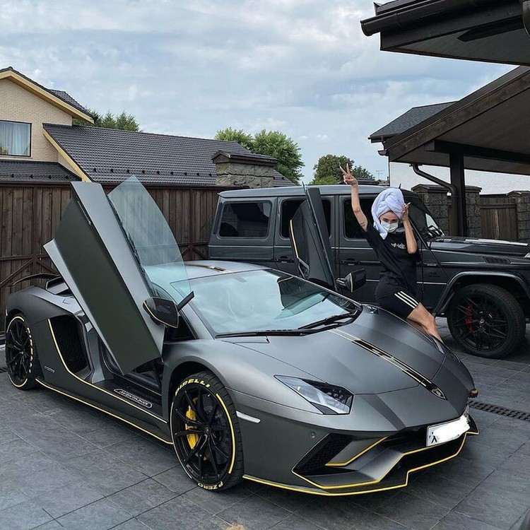 Серый спортивный автомобиль Lamborghini Aventador звезда «Орла и решки» купила летом 2020 года. Фото: Инстаграм.