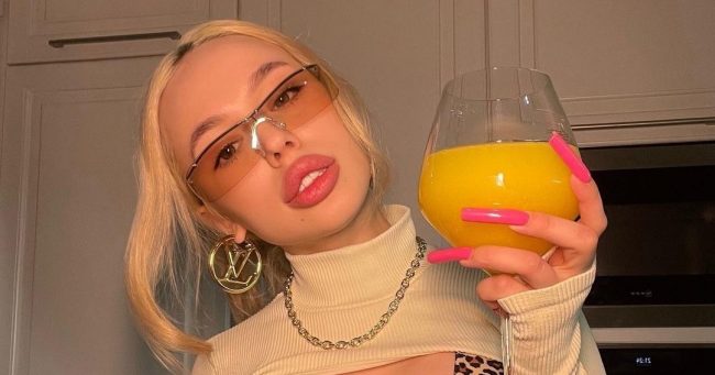 Инстасамка обратилась к курьерам после скандала: «Надеюсь, вы харкнули мне в бургер»