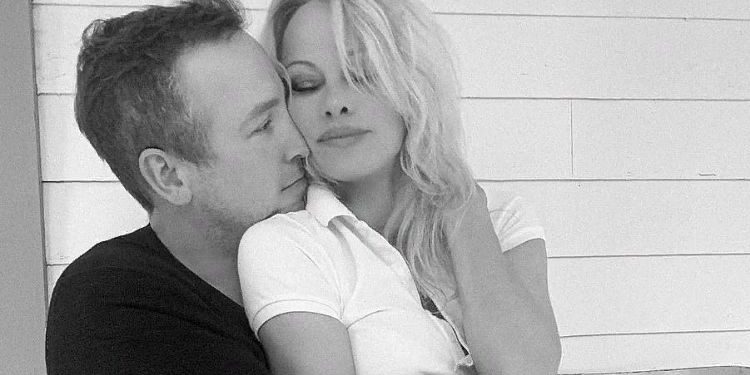 «Мы не вылезаем из кровати с Рождества», HELLO! Russia