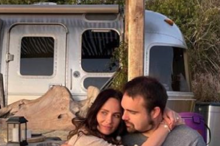 Ночь на природе в палатке: Саша Зверева отметила годовщину свадьбы с американским мужем — Звезды