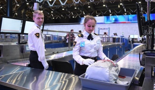 В аэропорту Красноярска сделали место для поцелуев :: Регионы :: Дни.ру