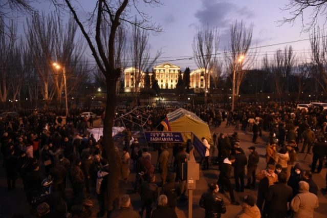 В Ереване протестующие построили баррикады у здания парламента | В мире | Политика