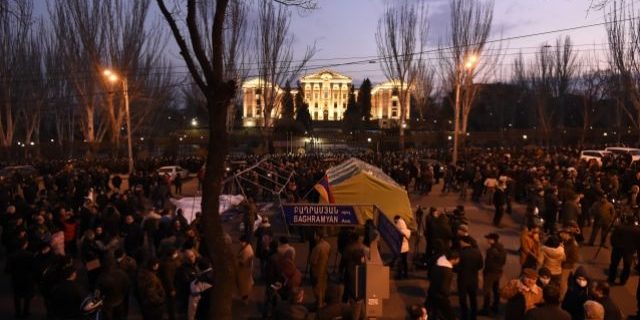 В Ереване протестующие построили баррикады у здания парламента | В мире | Политика