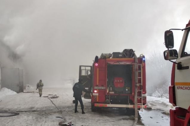 В Красноярске нашли тела пожарных, погибших на горящем складе | Происшествия