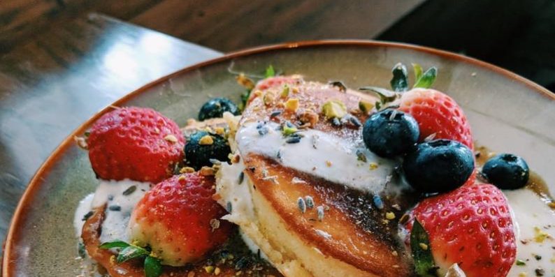 Утро бывает вкусным: 4 рецепта аппетитных панкейков — Дом