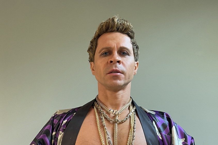 Полуголый и сосет: Павел Деревянко перевоплотился во владельца притона