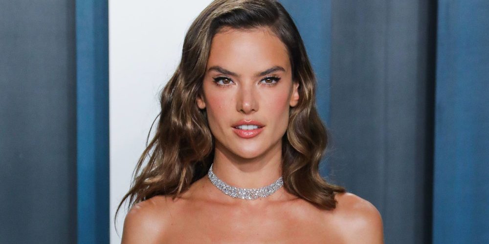 Амбросио на пляже засветила жилистые и целлюлитные ноги